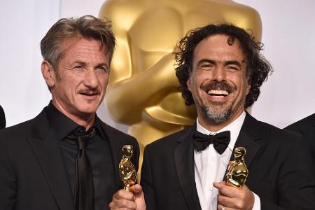 Sean Penn und Alejandro Inárritu bei den Oscars: mit vier Oscars war Inárritus Film Sean Penn und Alejandro Inárritu bei den Oscars: mit vier Oscars war Inárritus Film