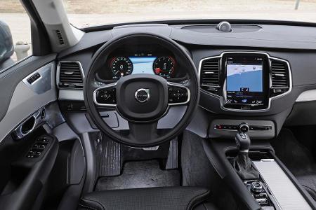 Intelligentes Cockpit mit Touchscreen und wohltuend wenigen Knöpfen