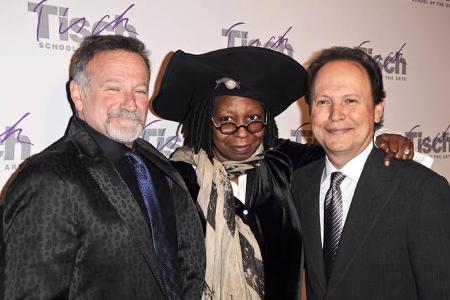 Und auch viele andere Kollegen des genialen Stars sind in tiefer Trauer. Mit Whoopi Goldberg und Billy Crystal verband Robin...