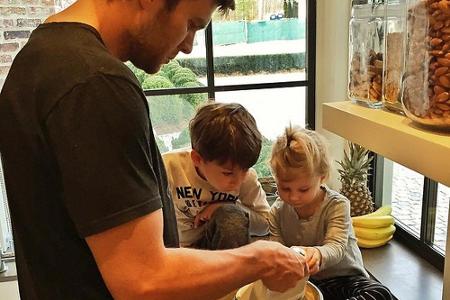 Brady ist sich auch nicht zu schade, in der Küche den Hausmann zu geben