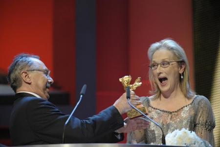 2012 überreichte Festival-Direktor Dieter Kosslick den Goldenen Ehrenbären an Schauspielerin Meryl Streep