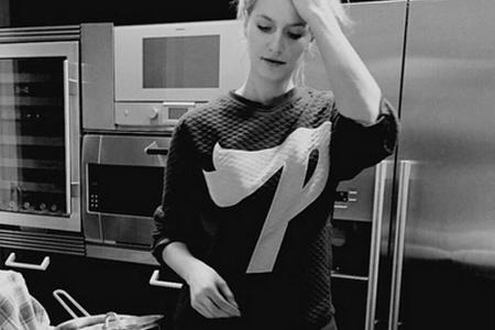 Auch beim kochen macht Lena Gercke eine tolle Figur Auch beim kochen macht Lena Gercke eine tolle Figur