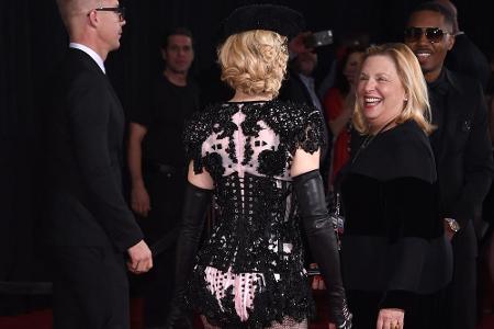 Da stimmte das Outfit wieder. Einen kurzen Moment zuvor hob Madonna ihr Kleidchen bis über ihre Pobacken an
