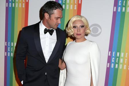 Taylor Kinney und Lady Gaga, hier zusammen auf einem Event im Dezember 2014, haben sich verlobt! Taylor Kinney und Lady Gaga, hier zusammen auf einem Event im Dezember 2014, haben sich verlobt!