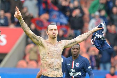 Zlatan Ibrahimovic kassierte für das Ausziehen seines Trikots eine gelbe Karte Zlatan Ibrahimovic kassierte für das Ausziehen seines Trikots eine gelbe Karte