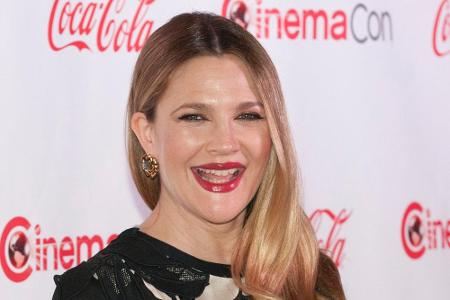 Eine hochschwangere Drew Barrymore begeistert in diesem schicken Kleid