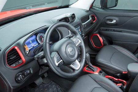 Im Innenraum fährt ein Jeep Willy an der Frontscheibe