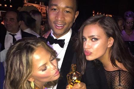 Chrissy Teigen (l.) feiert mit John Legend und Irina Shayk Chrissy Teigen (l.) feiert mit John Legend und Irina Shayk