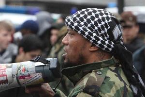 Denis Cuspert auf einer Demonstration im Jahr 2012
