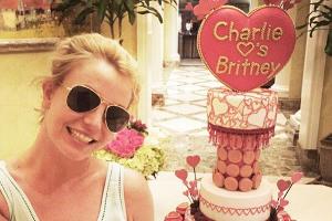 Stolz präsentiert Britney das Valentinstags-Geschenk ihres Liebsten