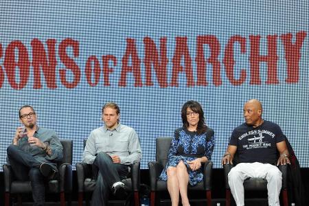 Kurt Sutter, Charlie Hunnam, Katey Sagal and Regisseur Paris Barclay bei einer Pressekonferenz