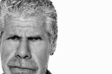 Perlman spielt die Rolle des Clay Morrow