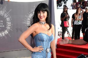 Katy Perry sagt Paparazzi per Twitter den Krieg an