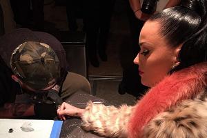 Katy Perry lässt sich ein Super-Bowl-Tattoo stechen