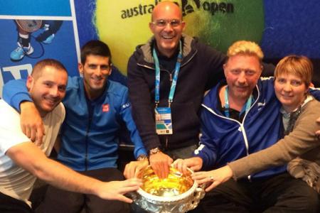 Boris Becker (2.v.r.) und Novak Djokovic (2.v.l.) feiern den Sieg bei den Australien Open