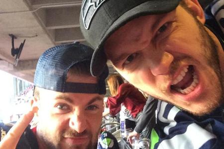 Im echten Leben Freunde, beim Football Rivalen: Chris Evans (l.) und Chris Pratt (r.)