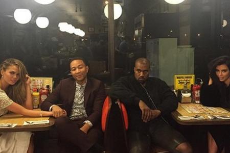 Chrissy Teigen, John Legend, Kanye West und Kim Kardashian (v. l. n. r.) lassen sich ihre Waffeln schmecken Chrissy Teigen, John Legend, Kanye West und Kim Kardashian (v. l. n. r.) lassen sich ihre Waffeln schmecken