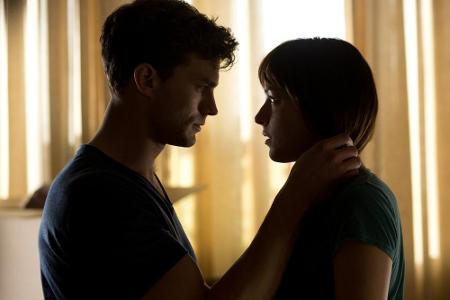 Christian Grey (Jamie Dornan) hat Anastasia Steele (Dakota Johnson) fest im Griff Christian Grey (Jamie Dornan) hat Anastasia Steele (Dakota Johnson) fest im Griff