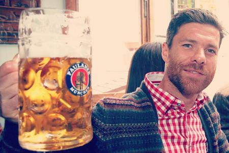 Xabi Alonso gab sich größte Mühe - der Cardigan kam bei den Fans allerdings nicht gut an