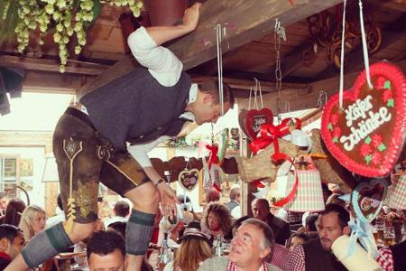 Manuel Neuer kam als Letzter und kletterte über die Bank an seinen Platz