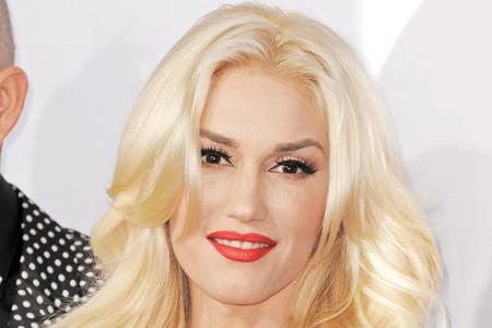 Die platin-blonden Haare und der knallrote Lippenstift gehören ebenfalls zu Gwen Stefanis Markenzeichen