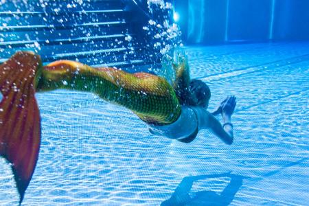 Mit der Monofin-Flosse unter Wasser flott unterwegs