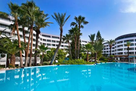 Der Hotelpool mit überdimensionalen Ausmaßen