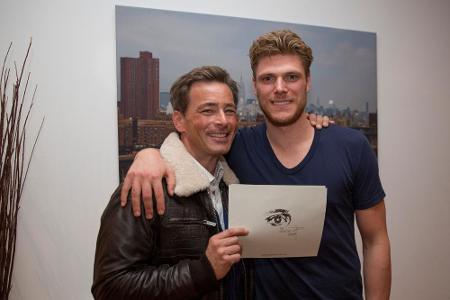 Jan Sosniok (l.) und Lucca Staiger vor einem Bild des Basketballers