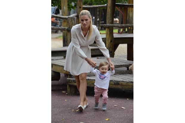 Ach, sind die vergnügt!! Es ist erst wenige Tage her, dass Michelle Hunziker die freudige Nachricht verkündete, dass sie im ... Ach, sind die vergnügt!! Es ist erst wenige Tage her, dass Michelle Hunziker die freudige Nachricht verkündete, dass sie im ...