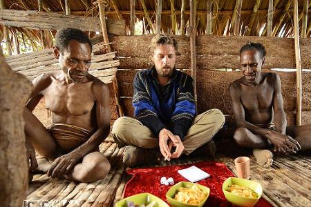 Klaas Heufer-Umlauf spielt eine Runde Kniffel mit indonesischen Ureinwohnern