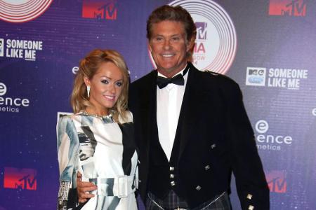Interessante Outfit-Wahl bei David Hasselhoff - Freundin Hayley Roberts glänzt in elegantem Dress