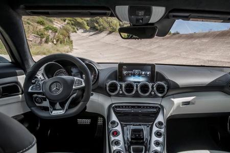 Große Luftauslässe und eine mächtige Mittelkonsole im Cockpit