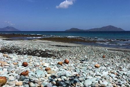 Einmalig: Der Strand von Pantai Pengajawa ist mit türkis schimmernden Kieseln übersät