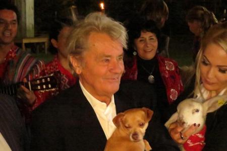 Alain Delon und Kathrin Glock kümmern sich liebevoll um die Tiere
