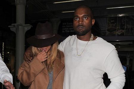 Auch hier wirkt Kanye West nicht unbedingt begeistert von den Fotografen