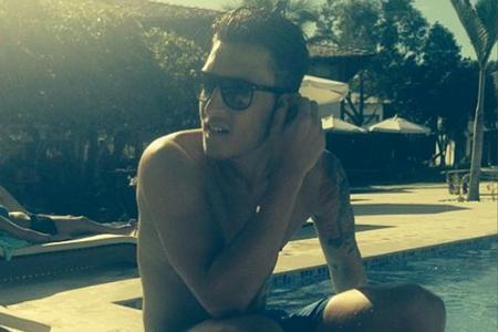 Mesut Özil genießt die Sonne am Pool