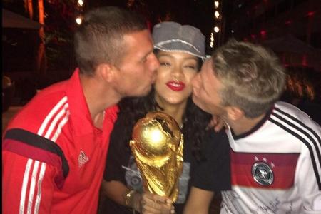 Rihanna feiert mit Bastian Schweinsteiger und Lukas Podolski die Weltmeisterschaft