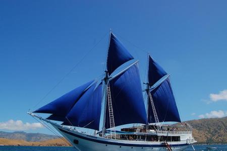 Blaues Meer, blauer Himmel, blaue Segel: Indonesien