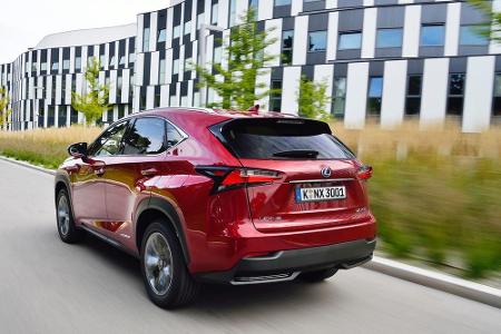 Außergewöhnlich kantiges Design: der neue Lexus NX 300 h