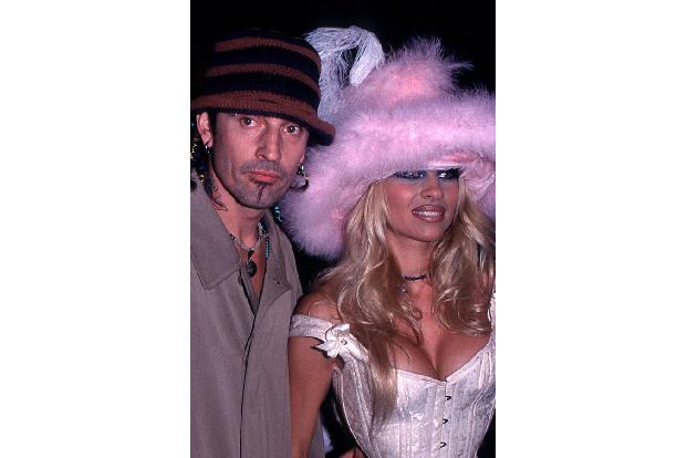 12 Pamela Tommy Lee 1999 WENN Sidewalk wenn8525.jpg