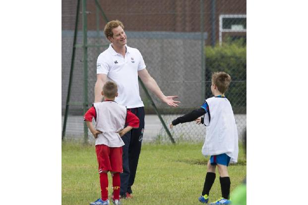 ...immer wieder für benachteiligte Kinder auf der ganzen Welt ein, wie hier bei einem Charity-Fußballturnier in Ipswich. Mit...