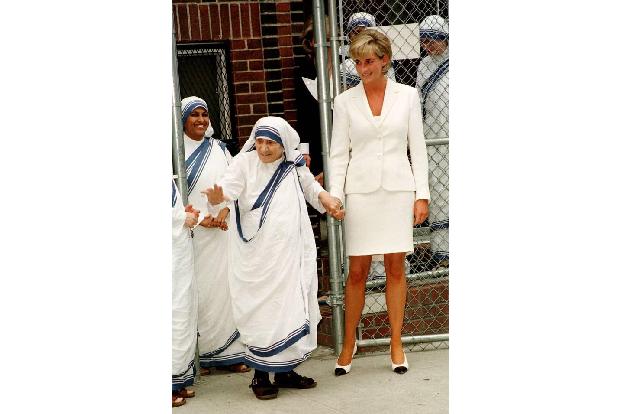 ...Fußstapfen seine Mutter Diana. Auch sie kämpfte unermüdlich für Bedürftige. Sogar den Respekt von Mutter Teresa erhielt d...