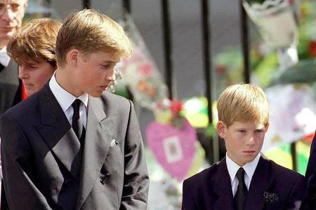...trauernden Söhne William (l.) und Harry gingen um die Welt. Der Unfalltod ihrer Mutter löste weltweit Mitgefühl und Entse...