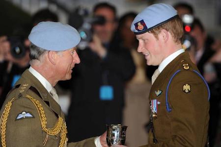 Als Prinz Harry im Mai 2010 seine Ausbildung als Hubschrauberpilot abgeschlossen hatte und eine Auszeichnung erhält, ist Pri...
