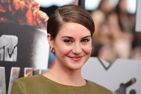 Shailene Woodley rührt sich morgens Butter in den Kaffee