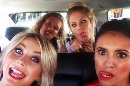 Nina Dobrev (vorne rechts), Julianne Hough (vorne links) und zwei weitere Freundinnen bei der Anreise