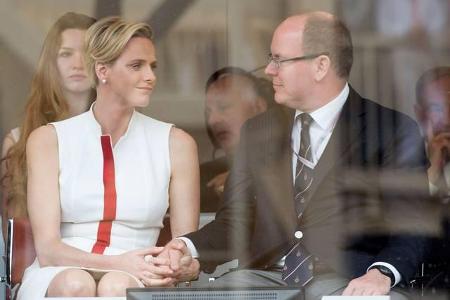 .. das Glück von Charlène und Albert krönen werden, Charlènes Mutter will der Fürstin nach der Geburt des kleinen Thronfolge...
