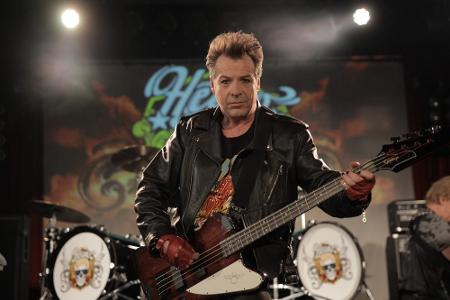 Patrick Lindner als Heinos Bassist