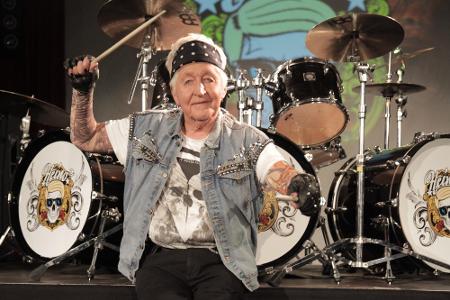 Gotthilf Fischer als überzeugender Rockband-Drummer