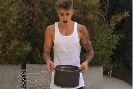 Ließ sich die Eisdusche nicht entgehen: Justin Bieber